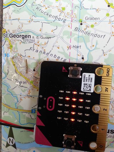 Genordeter Kompass mit Landkarte