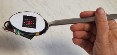 Mikrobit mit einem Metalllöffel ist nicht optimal - Foto mit Handoberfläche